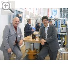 I.H.M. Internationale Handwerksmesse 2005. Alois Finkenzeller (li.) und Thomas Lindermaier, im Vertrieb bei Strzer in Nrnberg, beim Feierabendbierchen. Sie haben es sich verdient.  