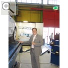 autopromotec Bologna 2005 Wolfgang Eser, Key Account Manager bei NUSSBAUM, bei der Vorfhrung des Achsmessroboters.  