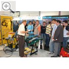 AMITEC 2007 in Leipzig Praktische Vorfhrung von Ausbeularbeiten mit dem DingPuller DP 01 Ausbeulsystem am Stand von Wielnder und Schill.  