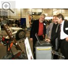 AMITEC 2008 Karl Heinz Brgel bringt den Fachbesuchern Vorteil und Funktion einer elektronischen Karosserievermessung nher.  