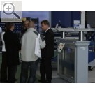 Automechanika 2008 Holger Pape /re.), Vertriebsleitung ZIPPO Lifts, informiert die Fachbesucher ber die Vorteile von Unterflurbhnen Zippo 