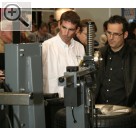 CARAT Leistungsmesse 2009 Daniel Ptzsch (li.) von BEISSBARTH gab den Fachbesuchern ein paar mehr Details zu den Montiermaschinen und den Hintergrnden einer wdk-Zertifizierung.  