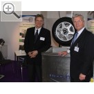 AMITEC 2010 in Leipzig Peter Komoll (li.) und Wolfgang Roch an  der TIRESONIC Radwaschmaschine. Bei dieser Maschine werden die Schmutzpartikel mittels Ultraschall gelst.  