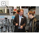 AMITEC 2010 in Leipzig Michael Woitzik (li.) PNEUTEC ber die Details und Vorteile seiner Druckluftschrauber.  