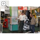 AMITEC Leipzig 2011 Michael Kberlein, Inhaber der Firma KMWE, gibt nhere Informationen zum DUSTER 3000, der mobilen Schleifstaubabsaugung fr Spot Repair- und Vorbereitungsarbeitspltze.  