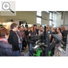 COLERtechnika 2011 Ramona Hbner, ausgebildete Automechatronikerin, zeigt den Mnnern wie die Reifen fachgerecht montiert werden.  