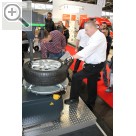 STAHLGRUBER Leistungsschau 2014 München Erich Schftlmair bei der Vorfhrung der neuen BOSCH Reifenmontiermaschine TCM 4430  