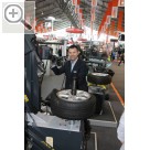 TROST Schau 2015 M&B auf der TROST Schau 2015 - Massimo Magnani bei der Vorfhrung der Reifenmontiermaschine.  