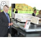 Impressionen von der Automechanika 2016. Volker Stuhlmann, Teamleiter Vertrieb CONSUL, am CONSUL Hubtisch fr Batteriepacks.  