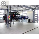 Erffnung der Düsseldorfer Automeile. Die GM Werkstatt bei KROYMANS ist mit Unterflur-Stempelbhnen ausgestattet.  