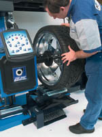 GIULIANO Reifenmontiermaschine the BOSS - automatischer Radlift zum heben des Rades.